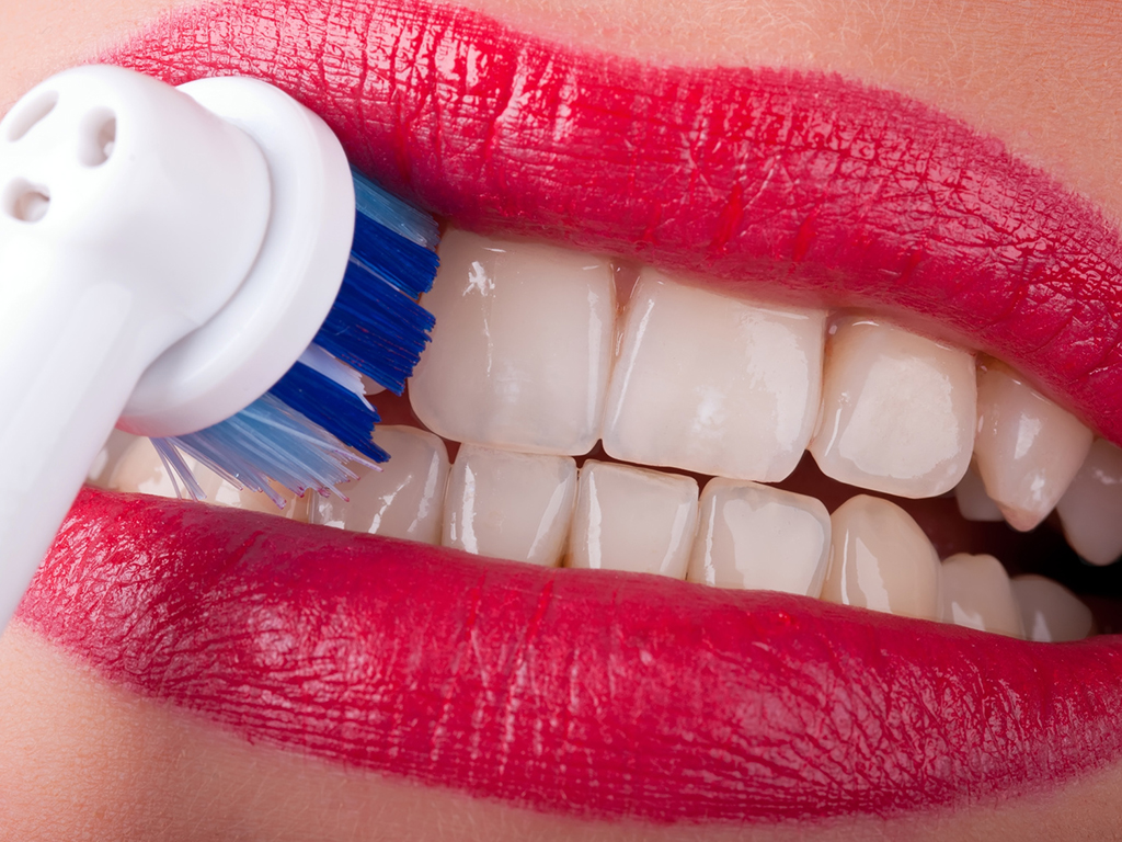 Escova de dente elétrica ajuda na limpeza bucal