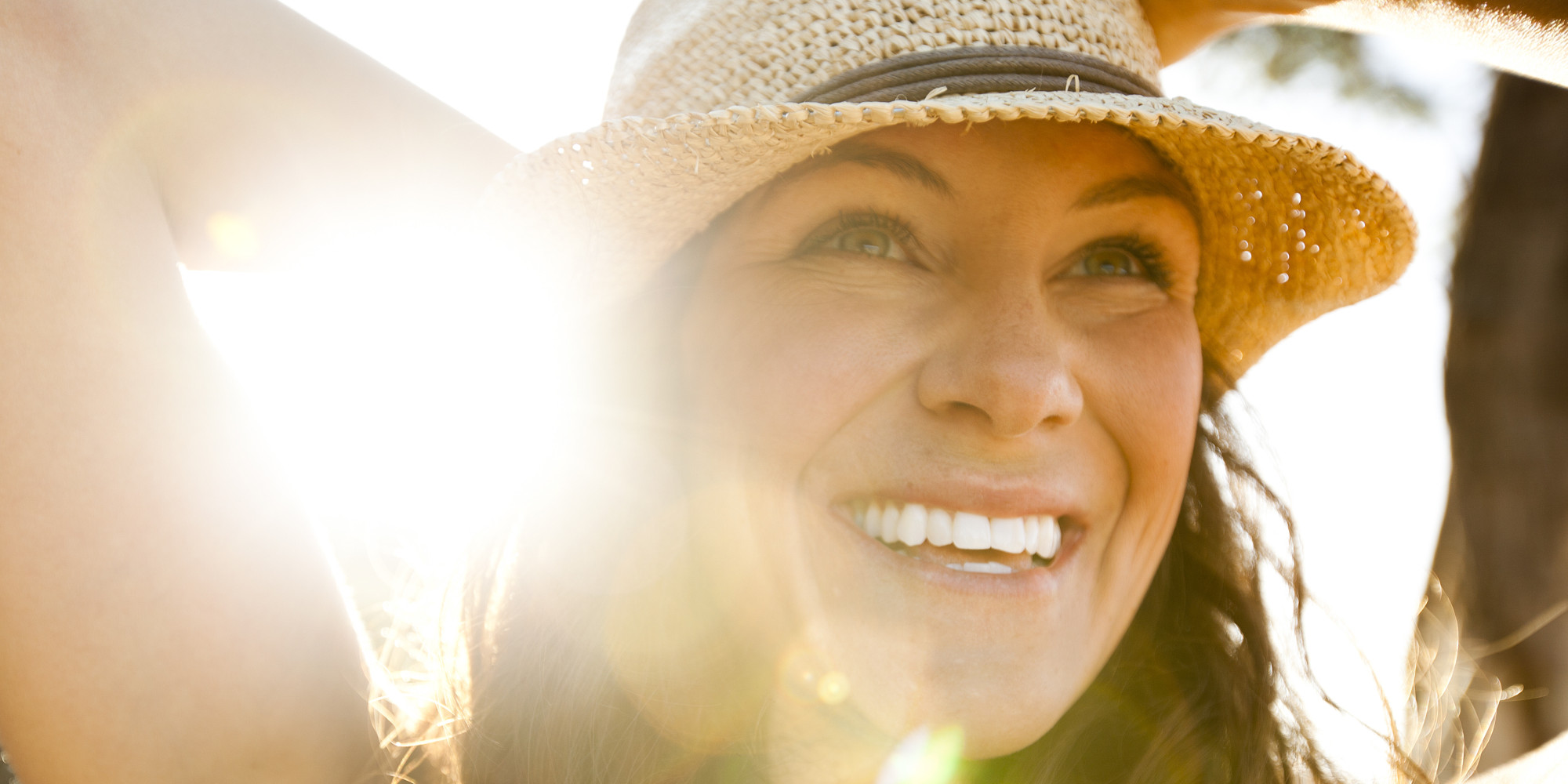 Mulher sorrindo sol vitamina D